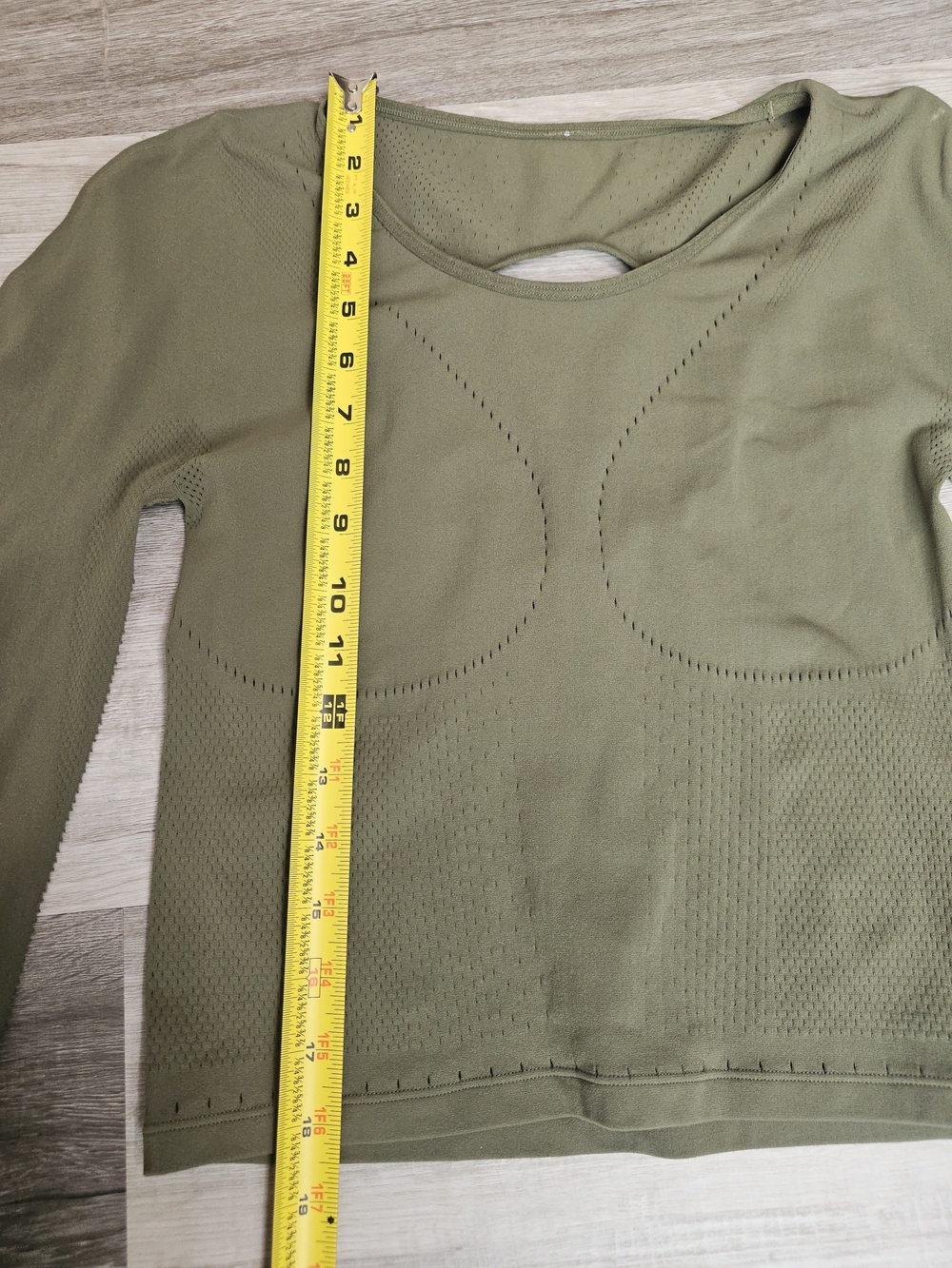 ​Fabletics Olive Green Seamless Cutout Long Sleeve Active Crop Top (No Size Tag) - Picture 7 of 10